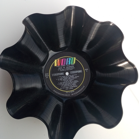Vintage vinyl record bowl shaped wall decor - Picture 6 of 7